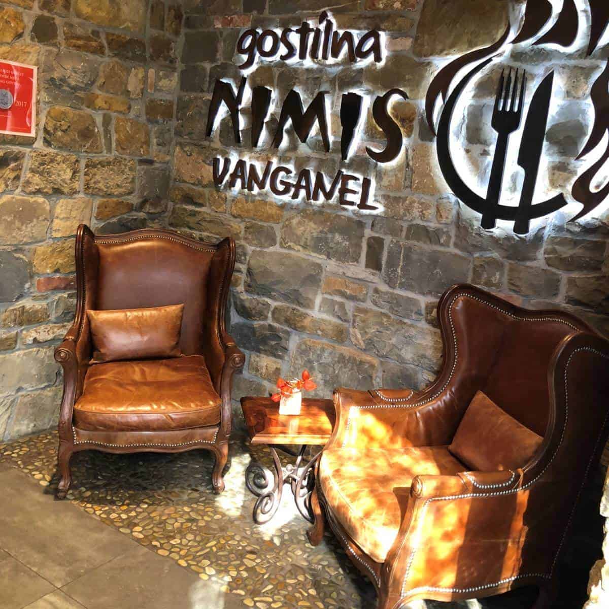 Topel lounge kotiček z usnjenimi naslanjači in logotipom Nimis